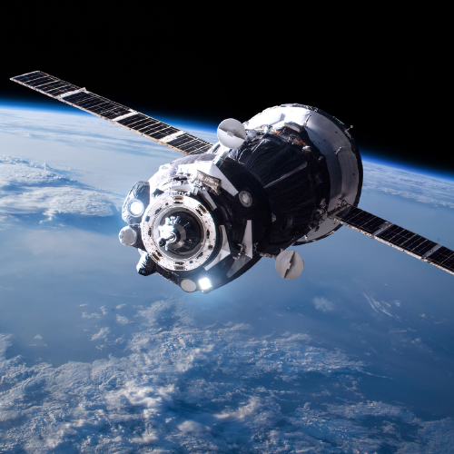 Slika satelita u svemiru koji leti iznad Zemlje. 
