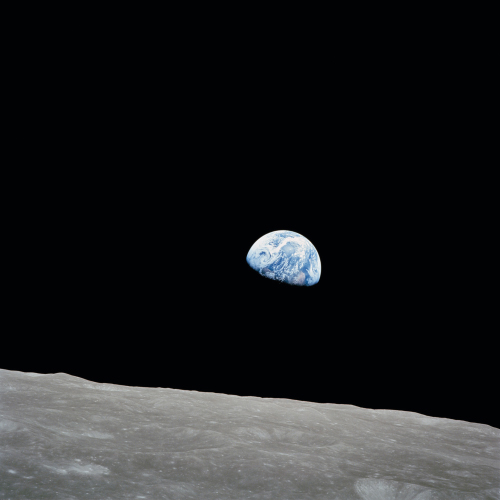 Kultna slika uzdizanja Zemlje, snimljena ZEISS-ovim telefotografskim objektivom Sonnar sa žarišnom duljinom 250 mm tijekom misije Apollo 8. 