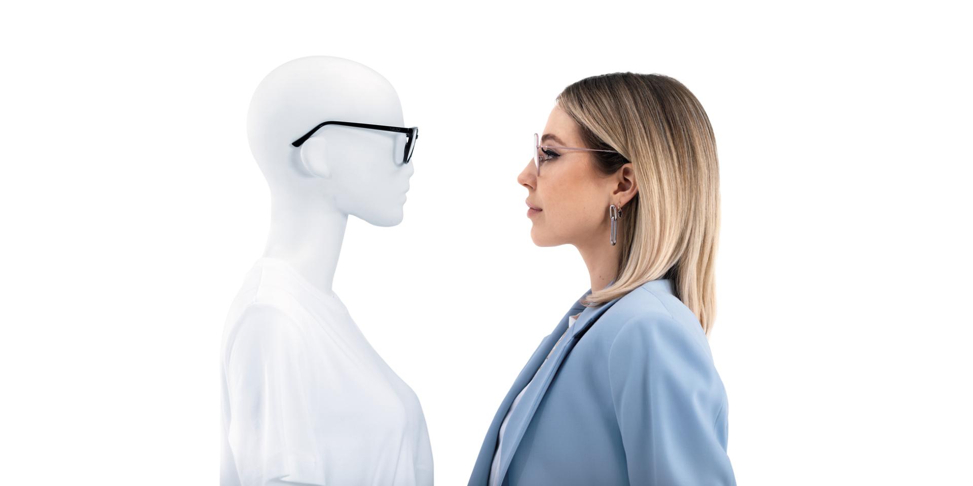 Žena koja nosi ZEISS ClearView naočale gleda u lutku koja nosi naočale.