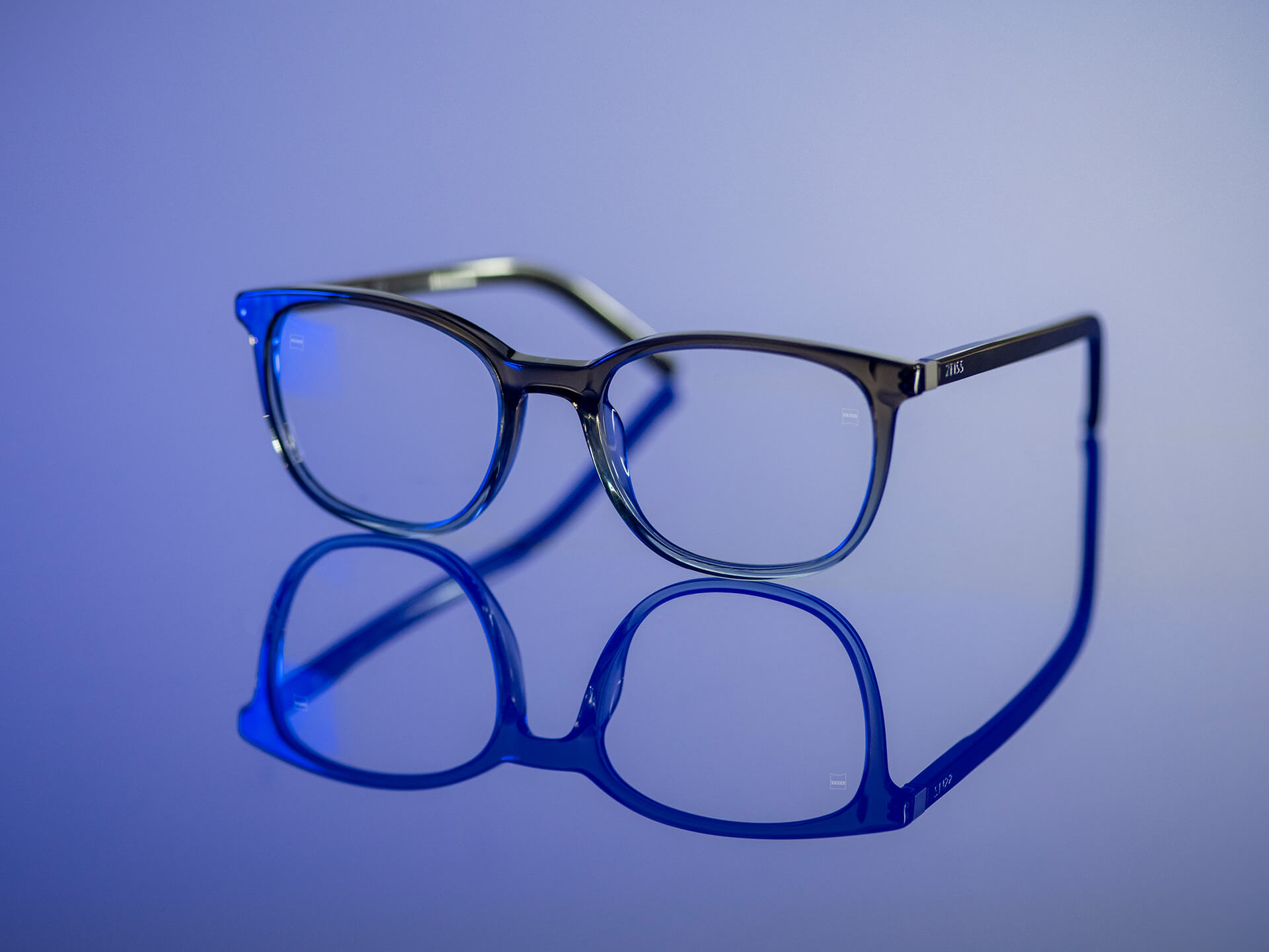Naočale koje se mogu vidjeti u plavkastom svjetlu i imaju ZEISS leće od materijala za leće BlueGuard. Na lećama je vidljiva samo vrlo smanjena plavkasta refleksija.