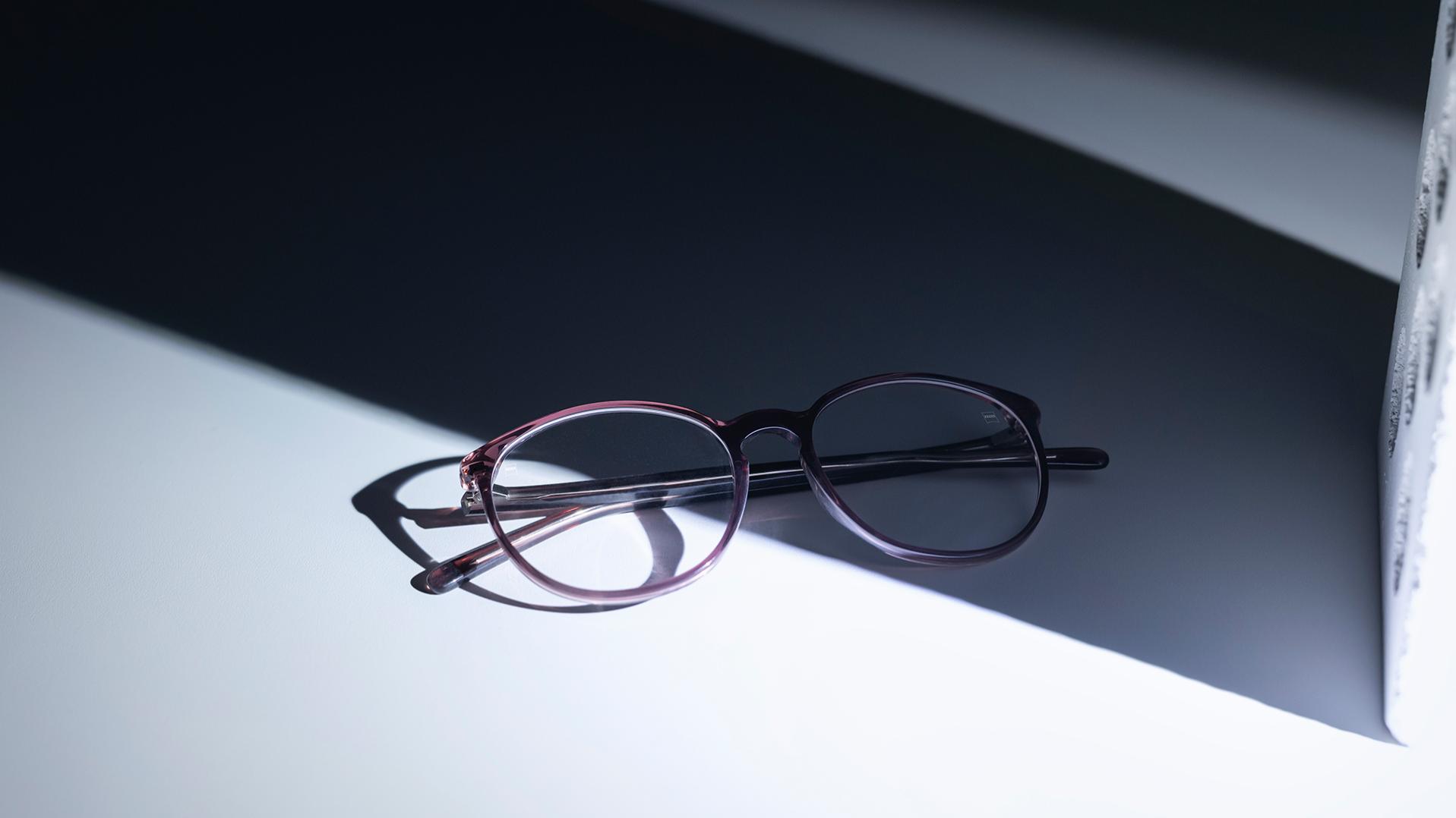 Naočale sa ZEISS lećama i DuraVision® slojevima koje su pola u sjeni, a pola na suncu.