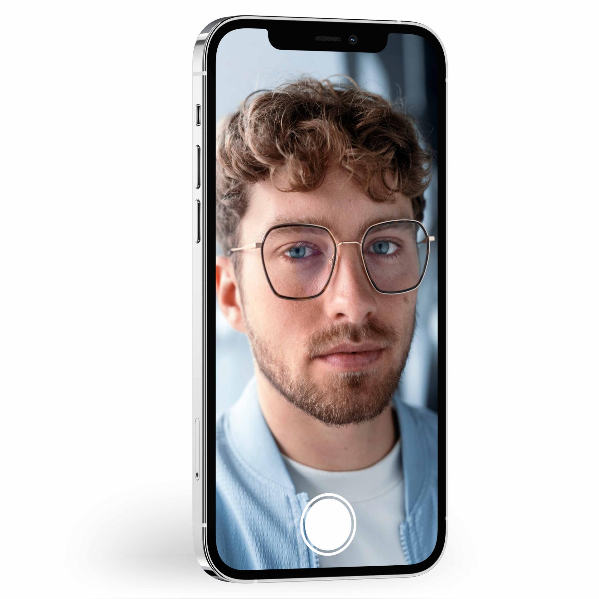 Slika s klizačem prikazuje osobu koja nosi naočale. Kada pomičete klizač, možete vidjeti da ZEISS leće s DuraVision slojem imaju mnogo manje refleksije.