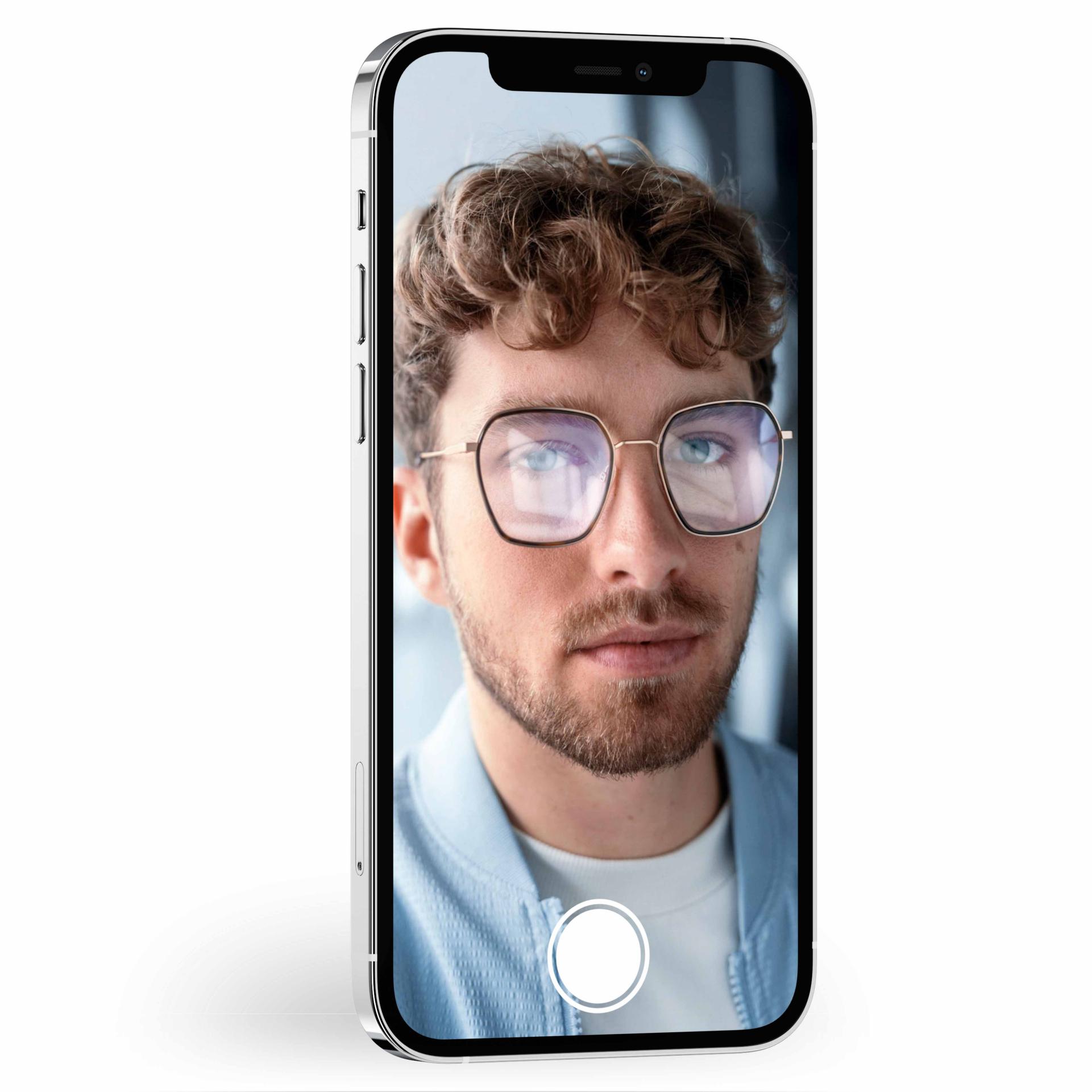 Slika s klizačem prikazuje osobu koja nosi naočale. Kada pomičete klizač, možete vidjeti da ZEISS leće s DuraVision slojem imaju mnogo manje refleksije.