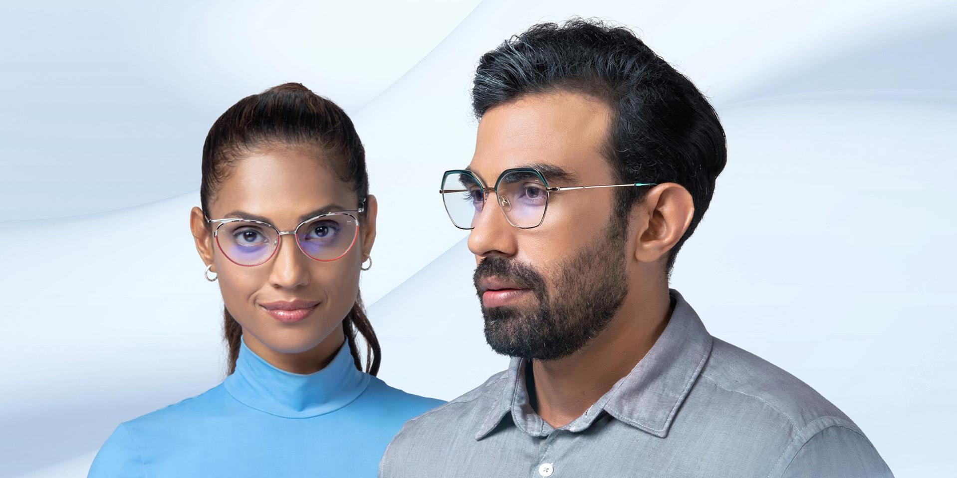 Žena i muškarac srednjih godina nose ZEISS Progressive Light 2 leće.