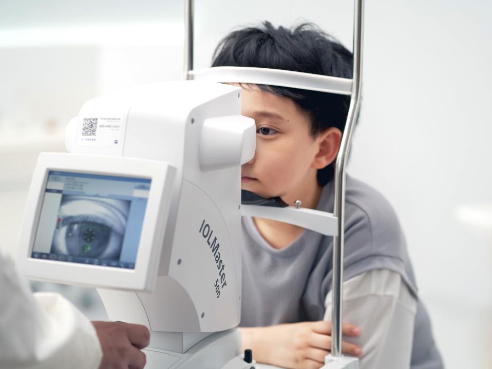 Oči malog dječaka pregledane su uređajem ZEISS IOLMaster.