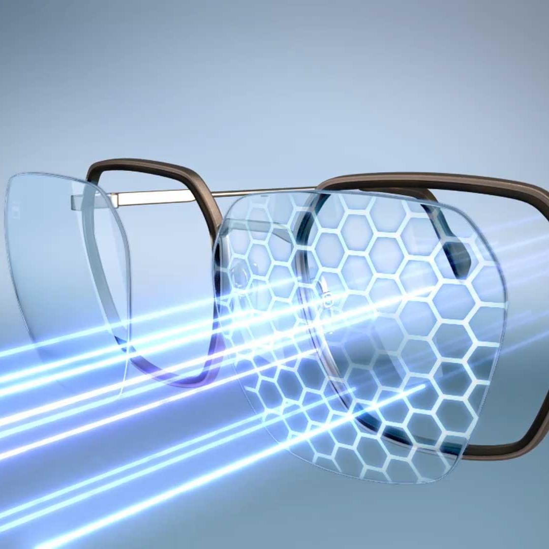 Leća sa ZEISS BlueGuard materijalom za leće i ZEISS PhotoFusion X blokiraju plavo svjetlo u prozirnom i zatamnjenom stanju.