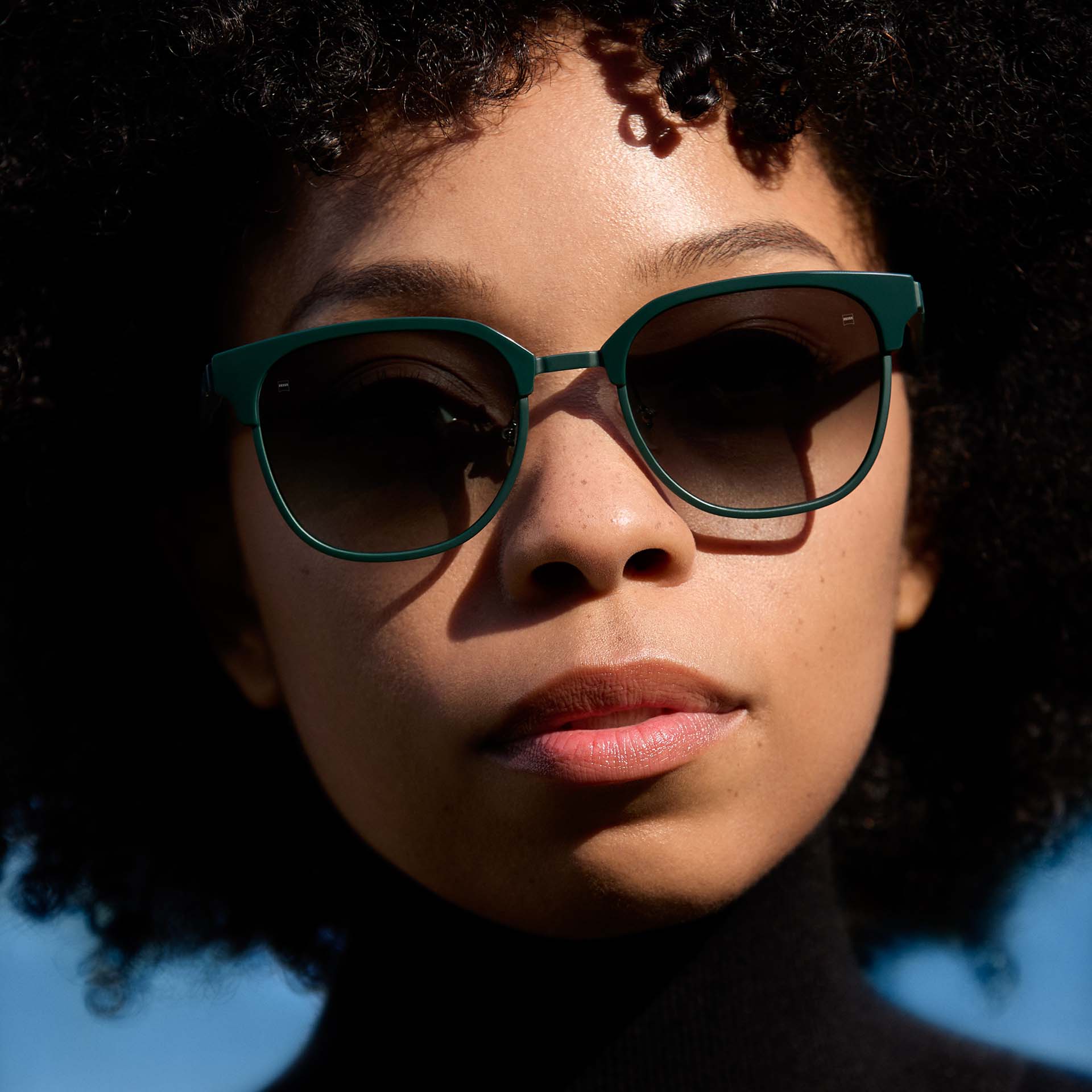 Žena nosi zeleni okvir s lećama u gradualnom tonu. 