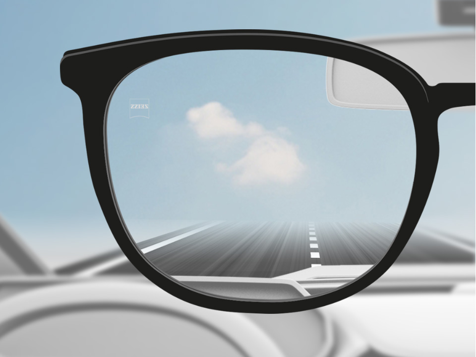 Slika točke gledišta vozača automobila sa ZEISS jednojakosnim DriveSafe lećama, pri čemu je leća potpuno prozirna. 
