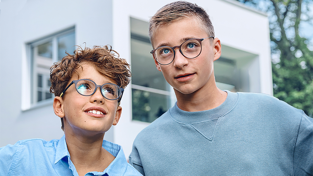 Dječak gleda u tinejdžera, obojica nose ZEISS jednojakosne SmartLife Young naočale